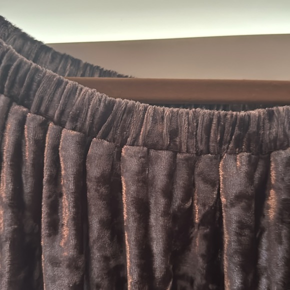 Light weight Velvet “Looking” Top - Picture 3 of 6